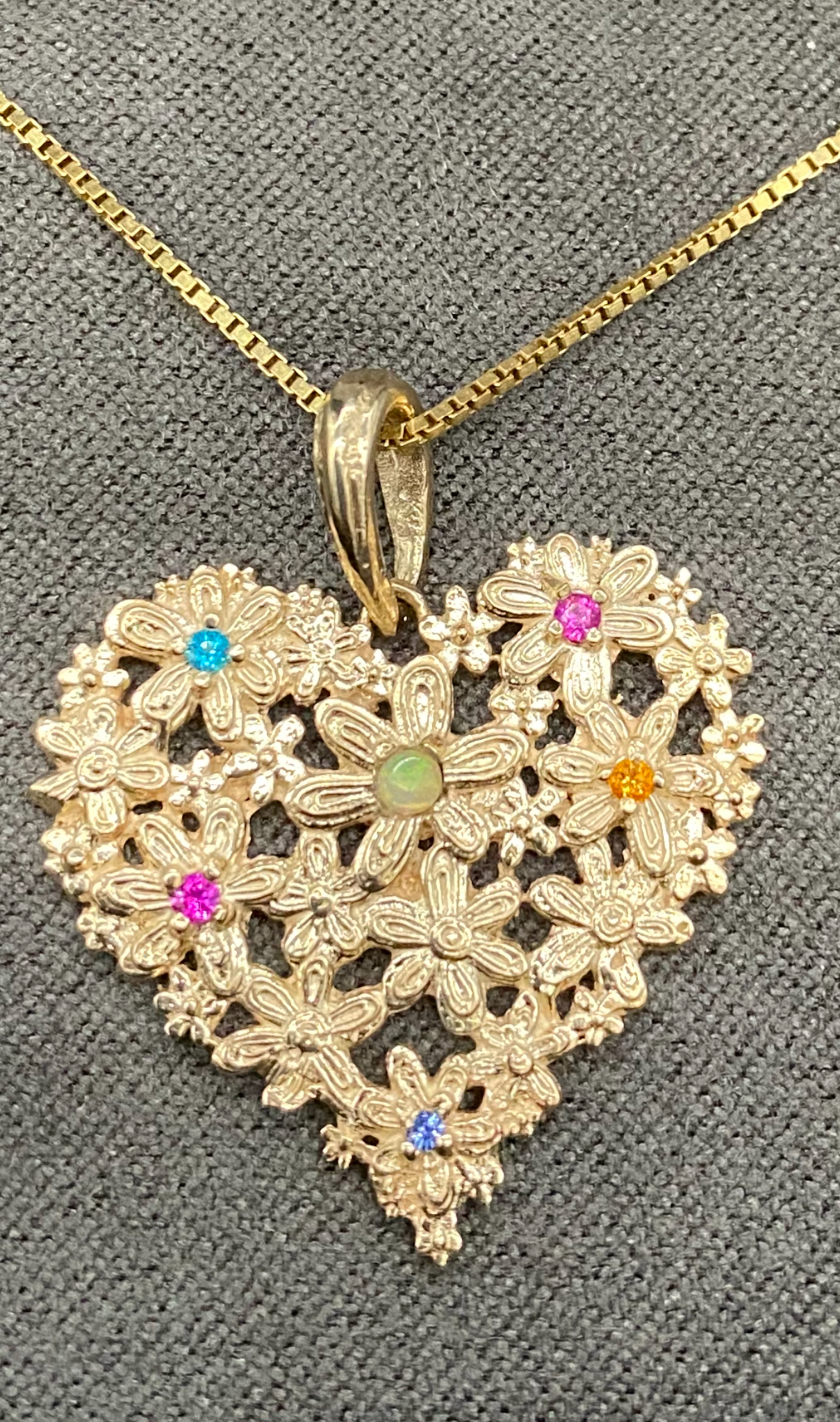 Cuore with chain hnebah