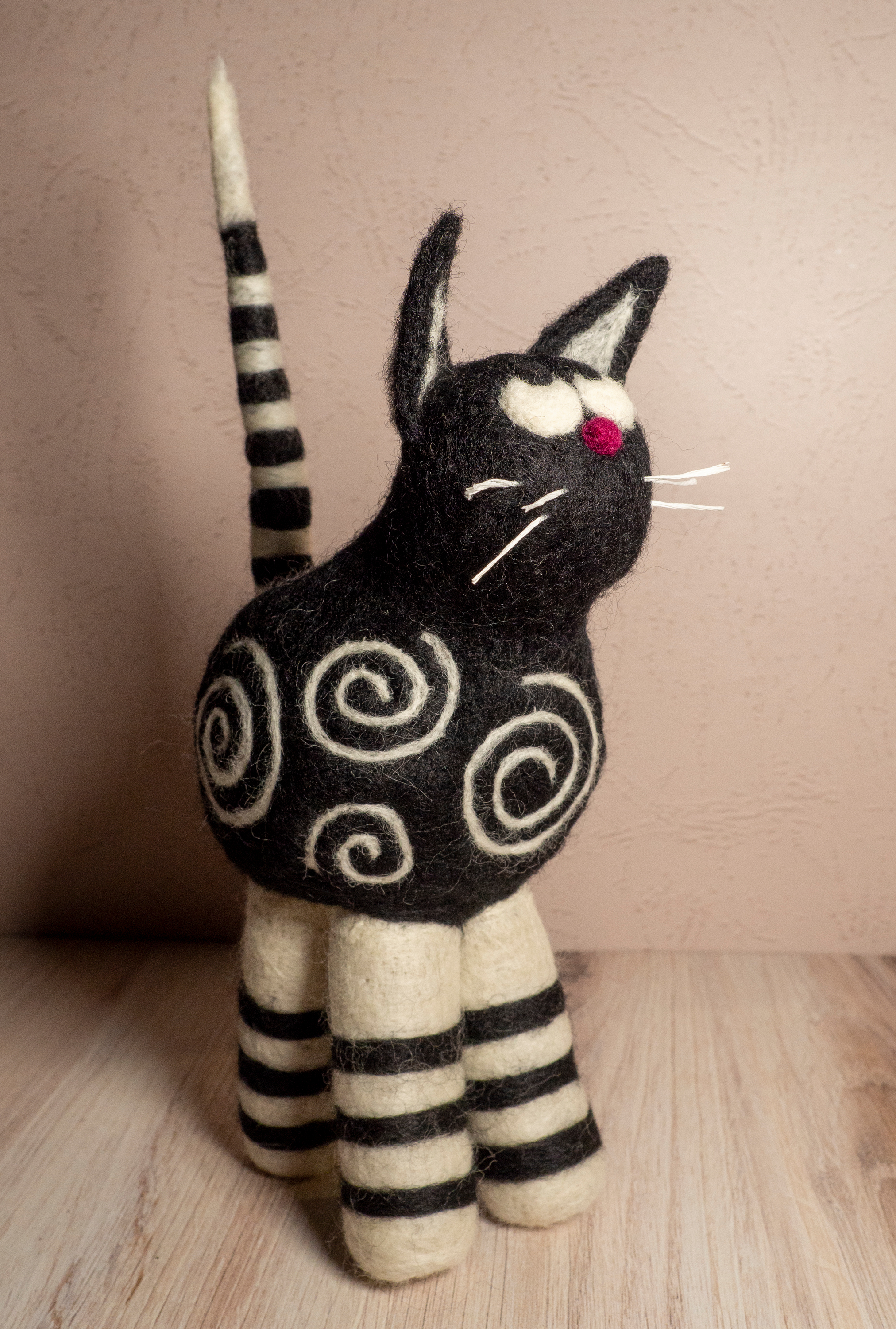 Black and white swirl cat tkmyqu
