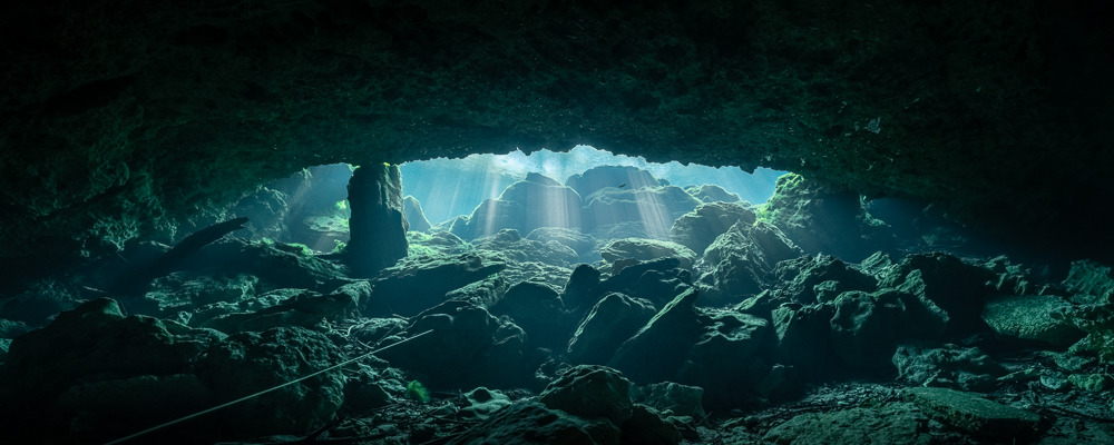 
        <div class='title'>
          Peacock 1 Cavern 1000x400
        </div>
       