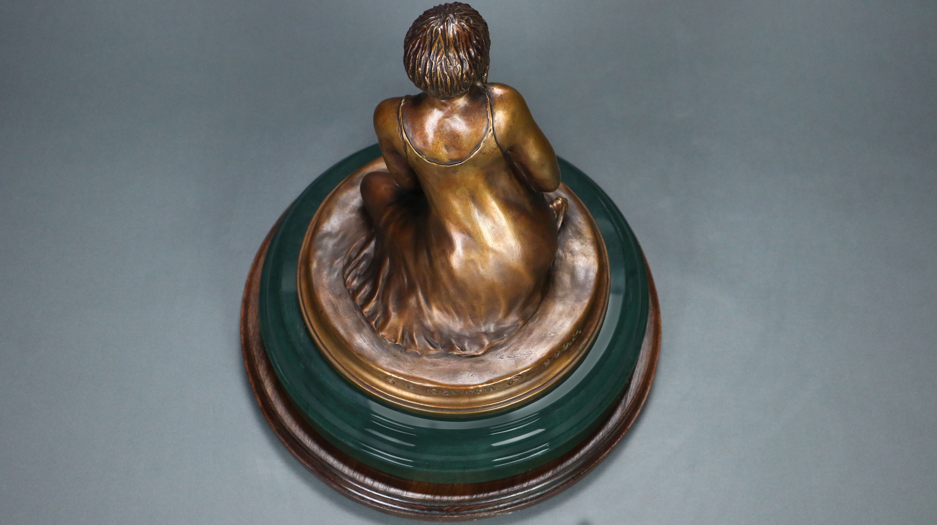 
        <div class='title'>
          S
        </div>
       