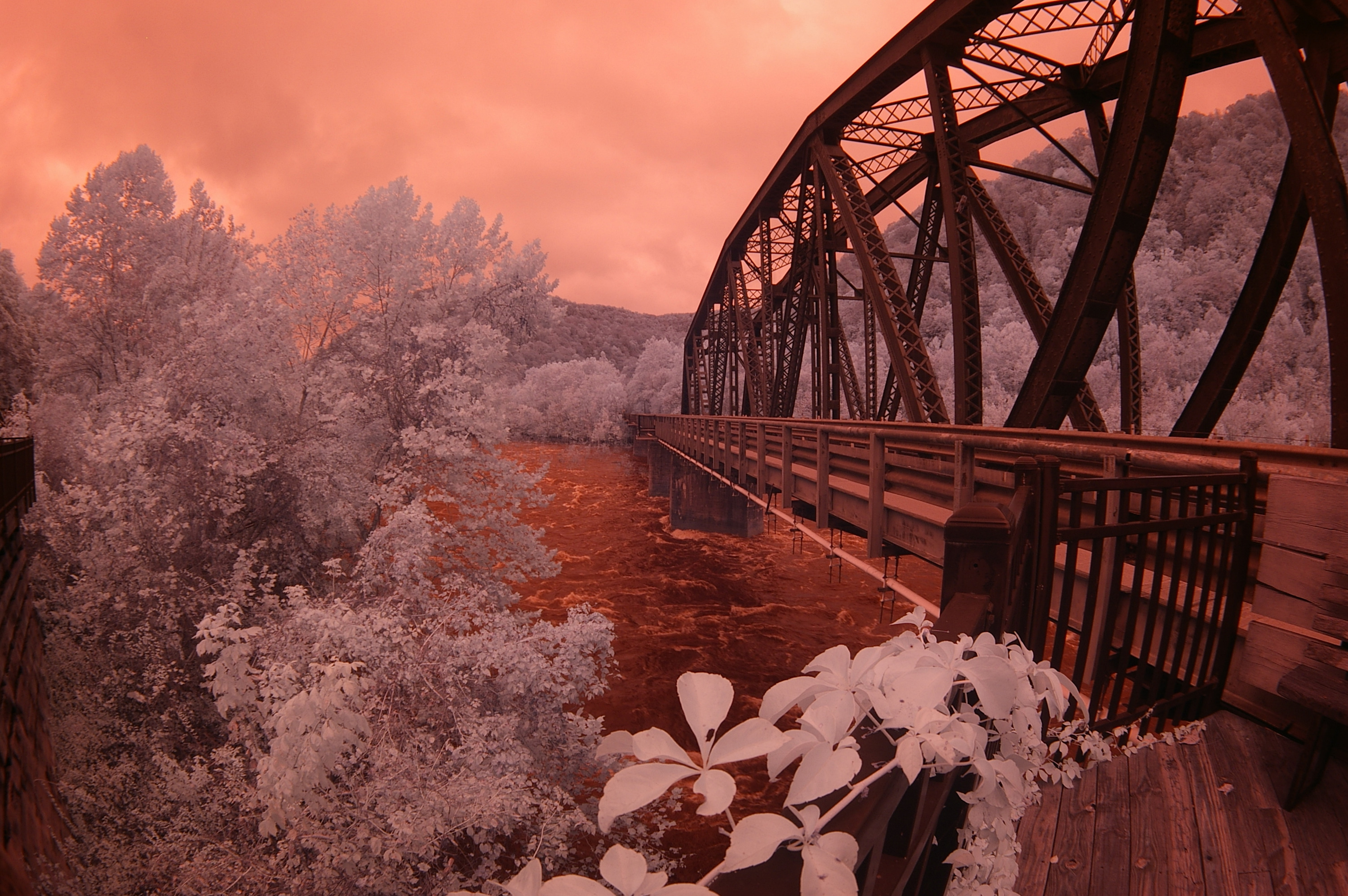 
        <div class='title'>
          Thurmound Bridge Infrard bpypst
        </div>
       
        <div class='description'>
          
        </div>
      
