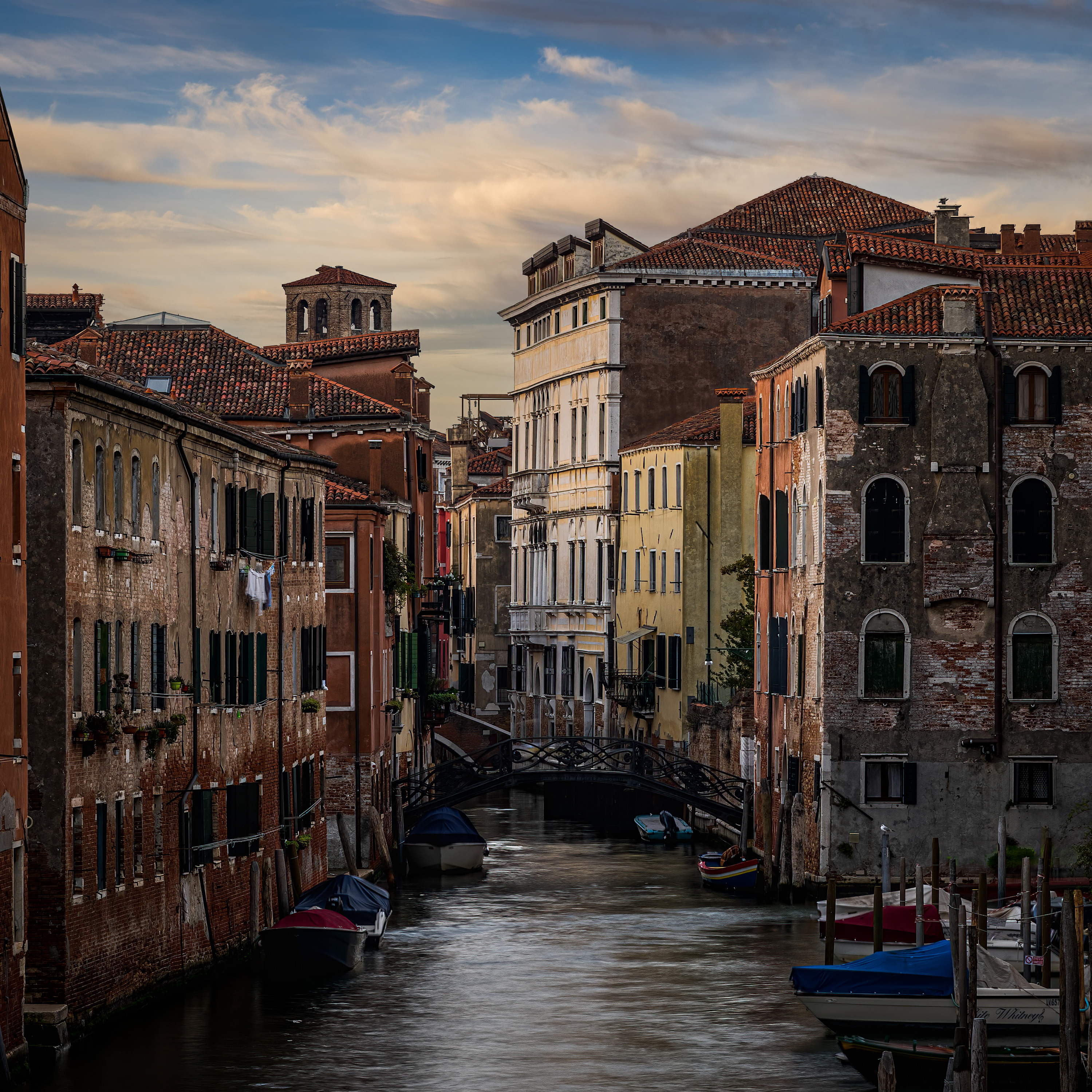 Venice canal morning iqhwiu