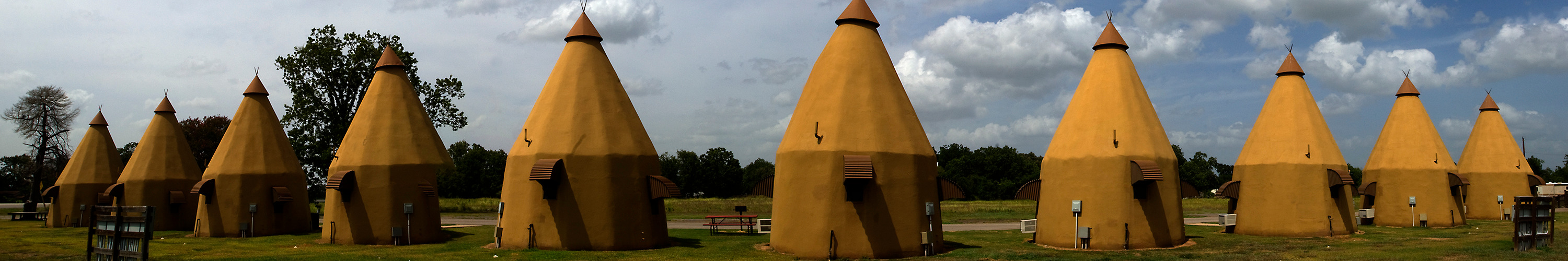 
        <div class='title'>
          TEEPEE MOTEL
        </div>
       