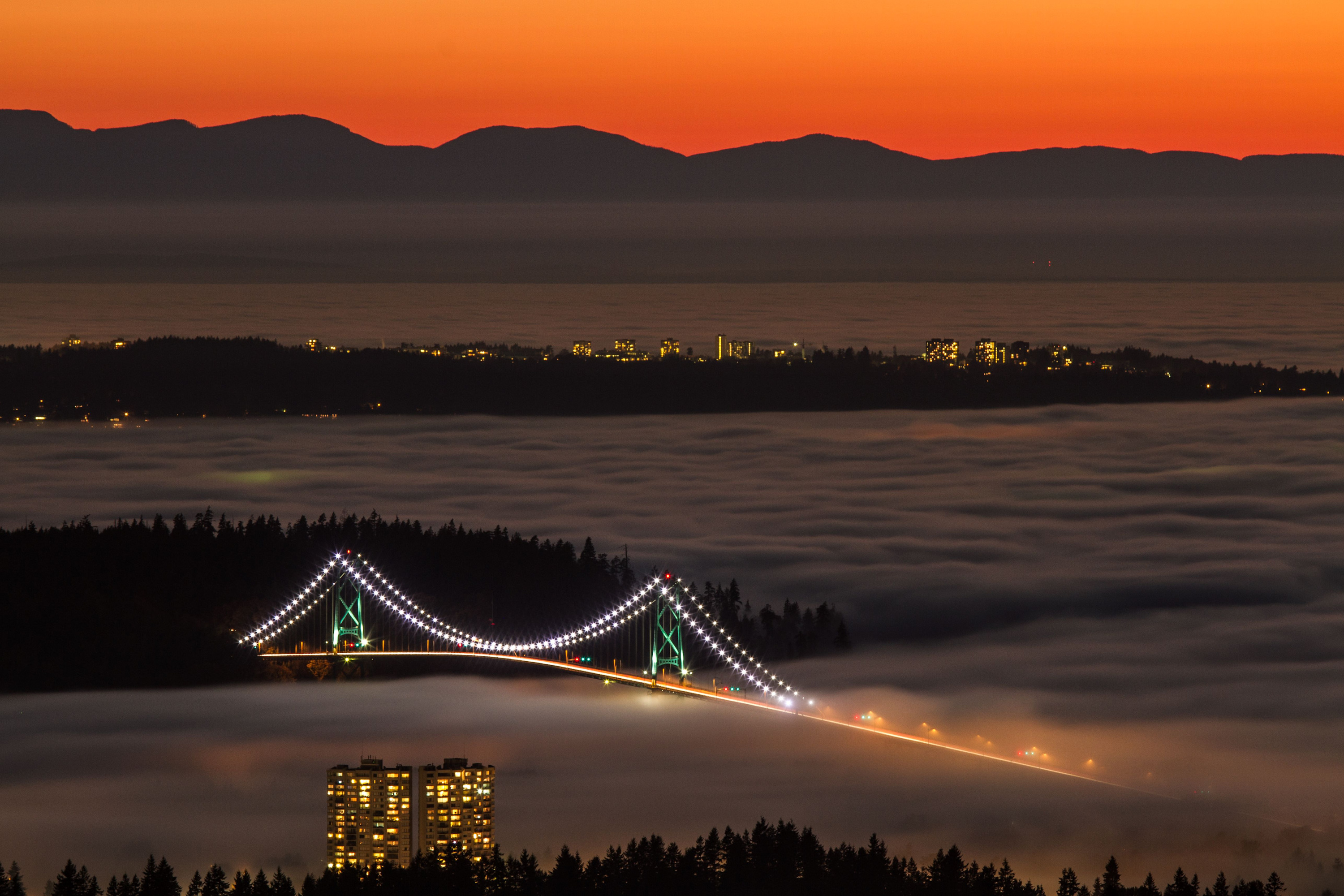 
        <div class='title'>
          Lions Gate Bridge Sunset Fog sizujn
        </div>
       
        <div class='description'>
          
        </div>
      