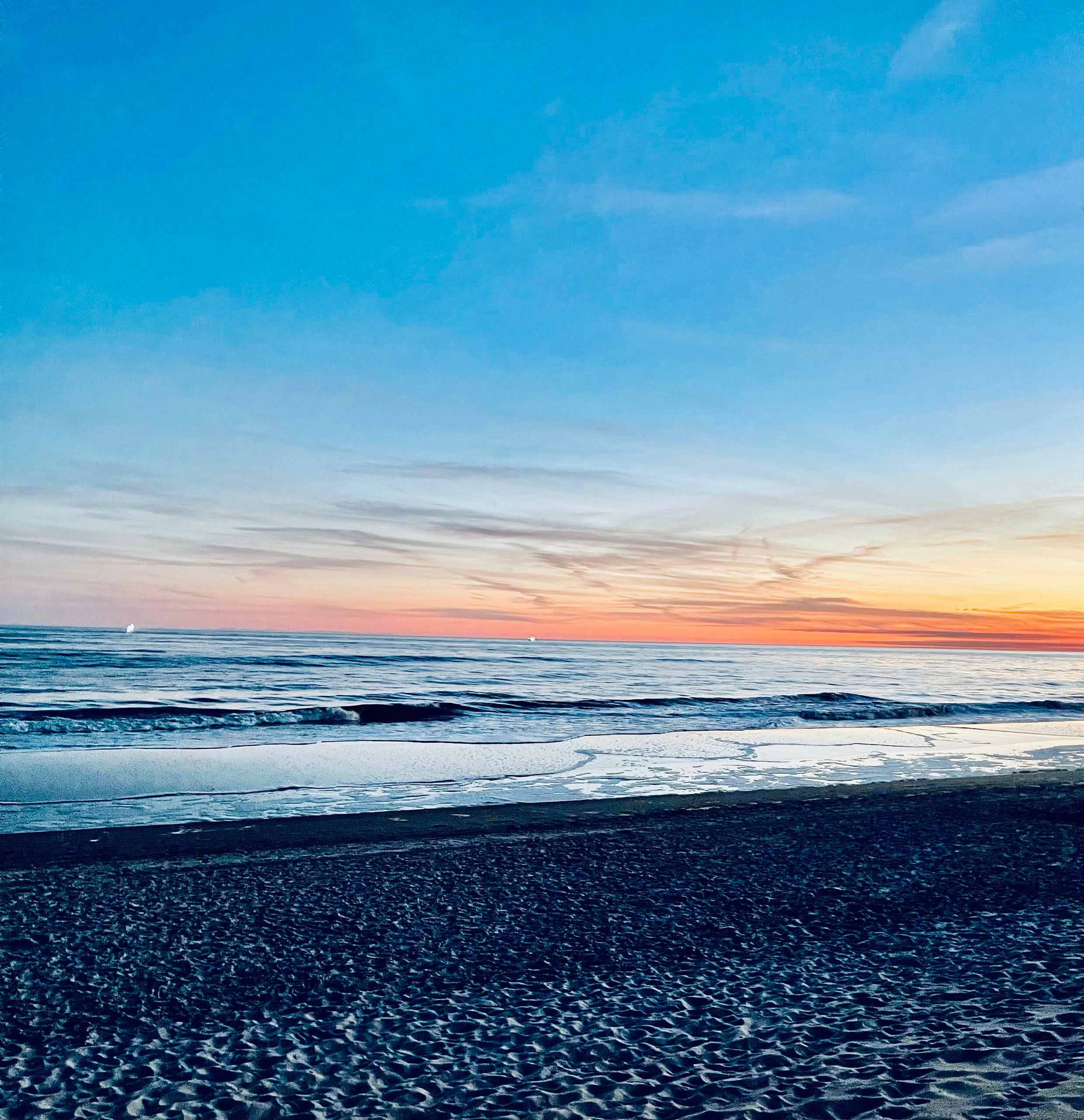 
        <div class='title'>
          blue sunset
        </div>
       
        <div class='description'>
          
        </div>
      