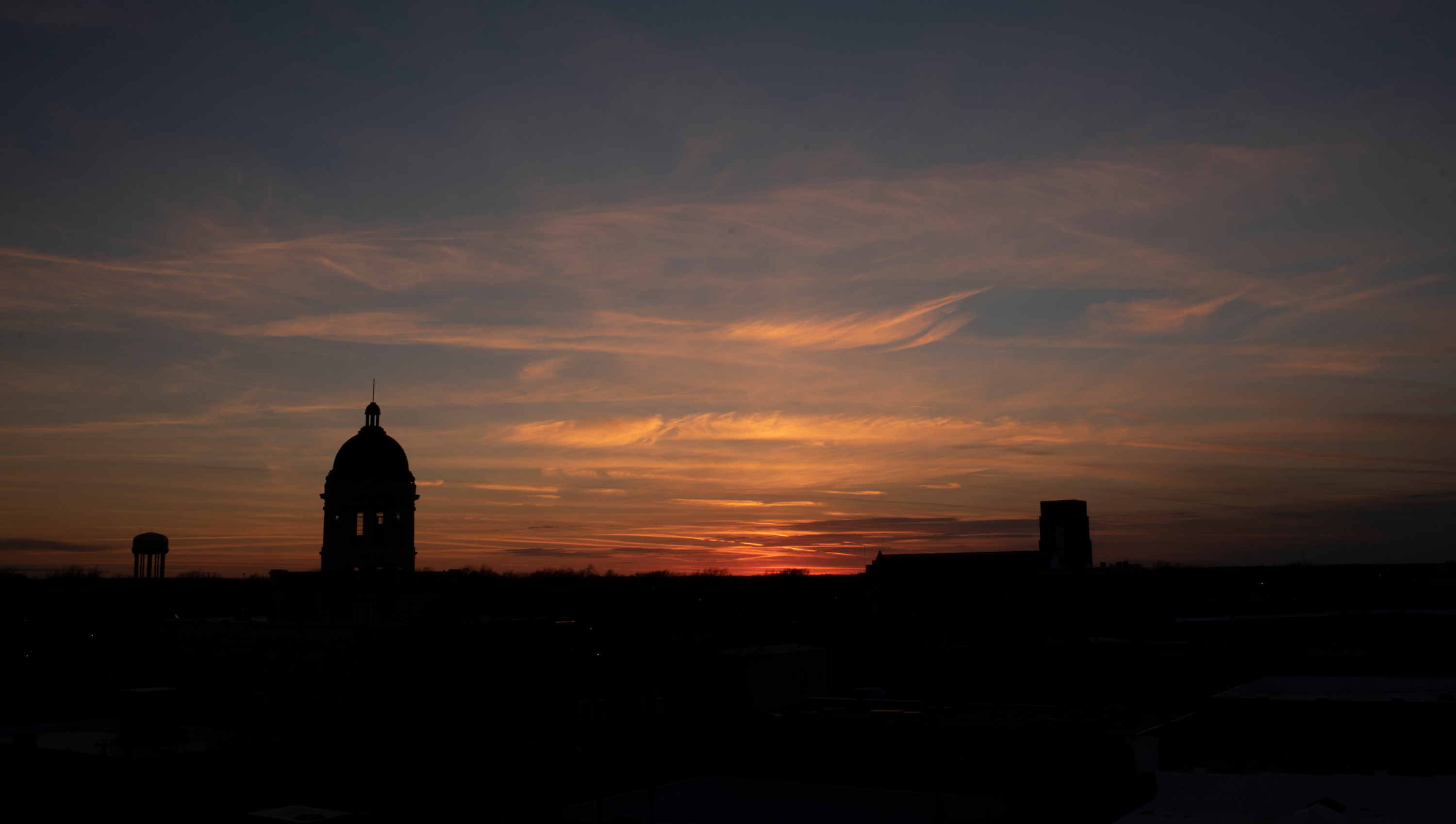 
        <div class='title'>
          LAS,Photo Courthouse at sunset
        </div>
       
        <div class='description'>
          
        </div>
      
