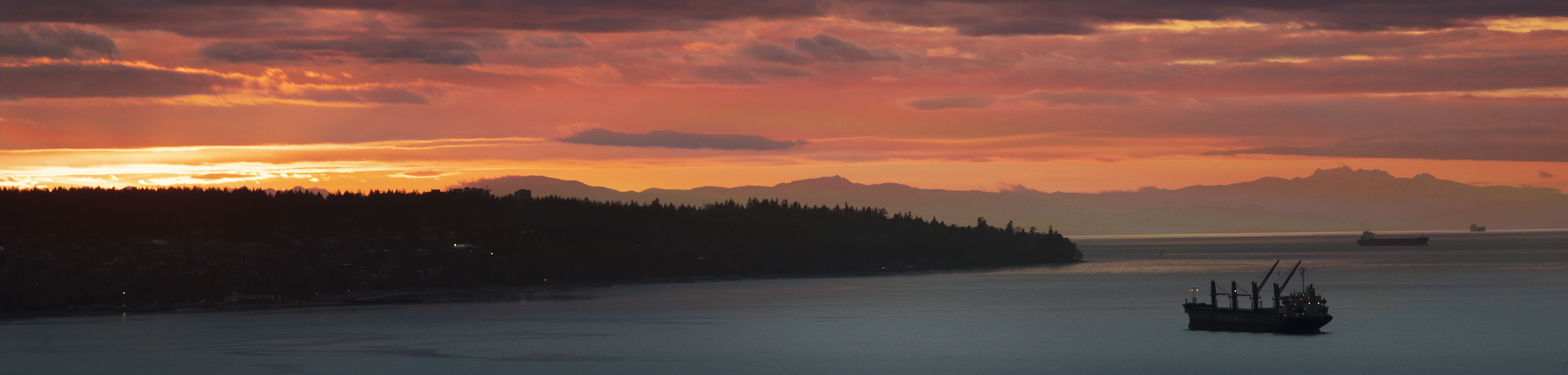 
        <div class='title'>
          English Bay Sunsets 1 l Vancouver Canada aclznp
        </div>
       