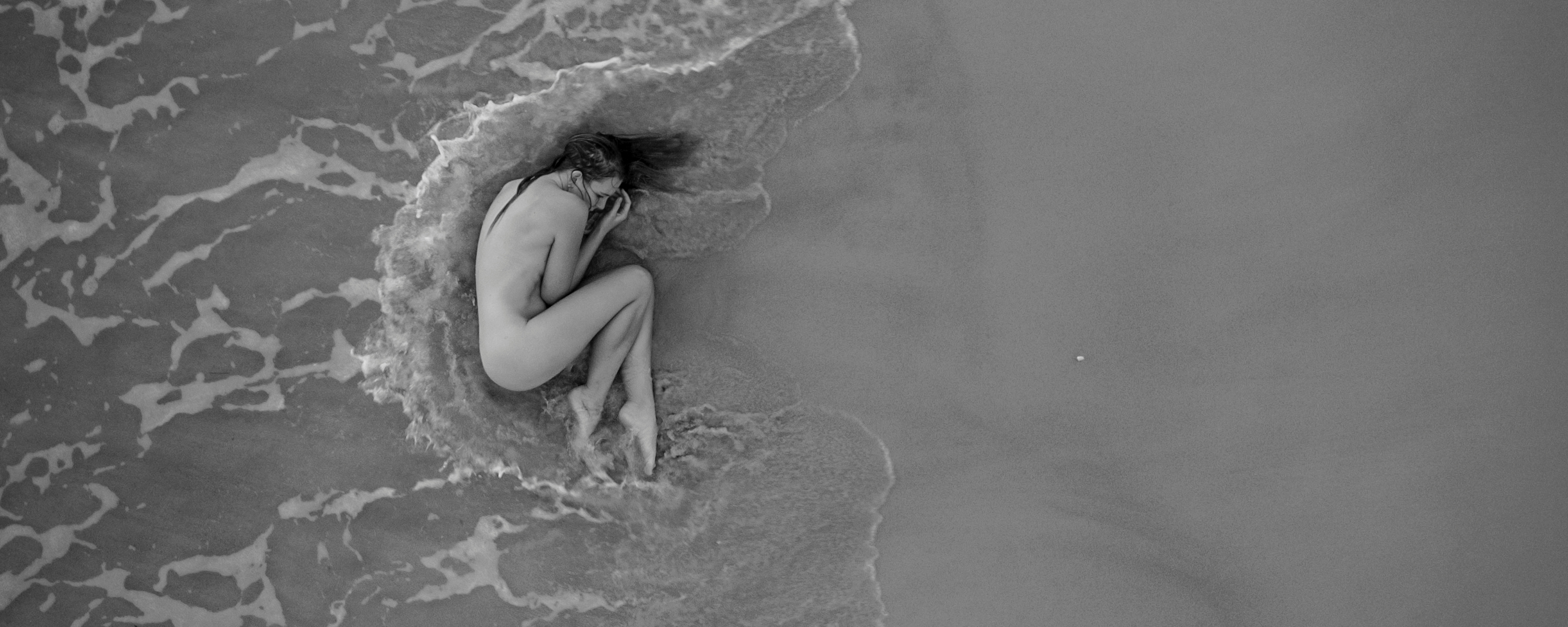 
        <div class='title'>
          4
        </div>
       