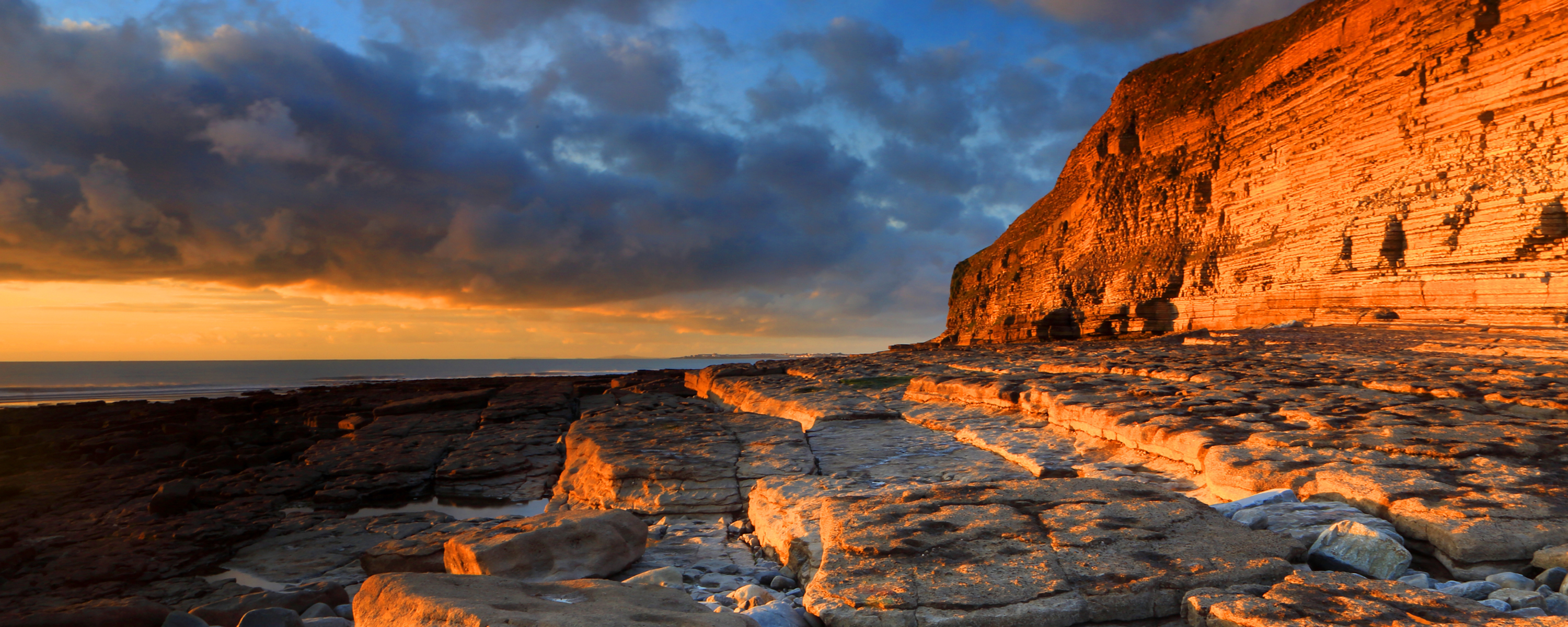 
        <div class='title'>
          4
        </div>
       