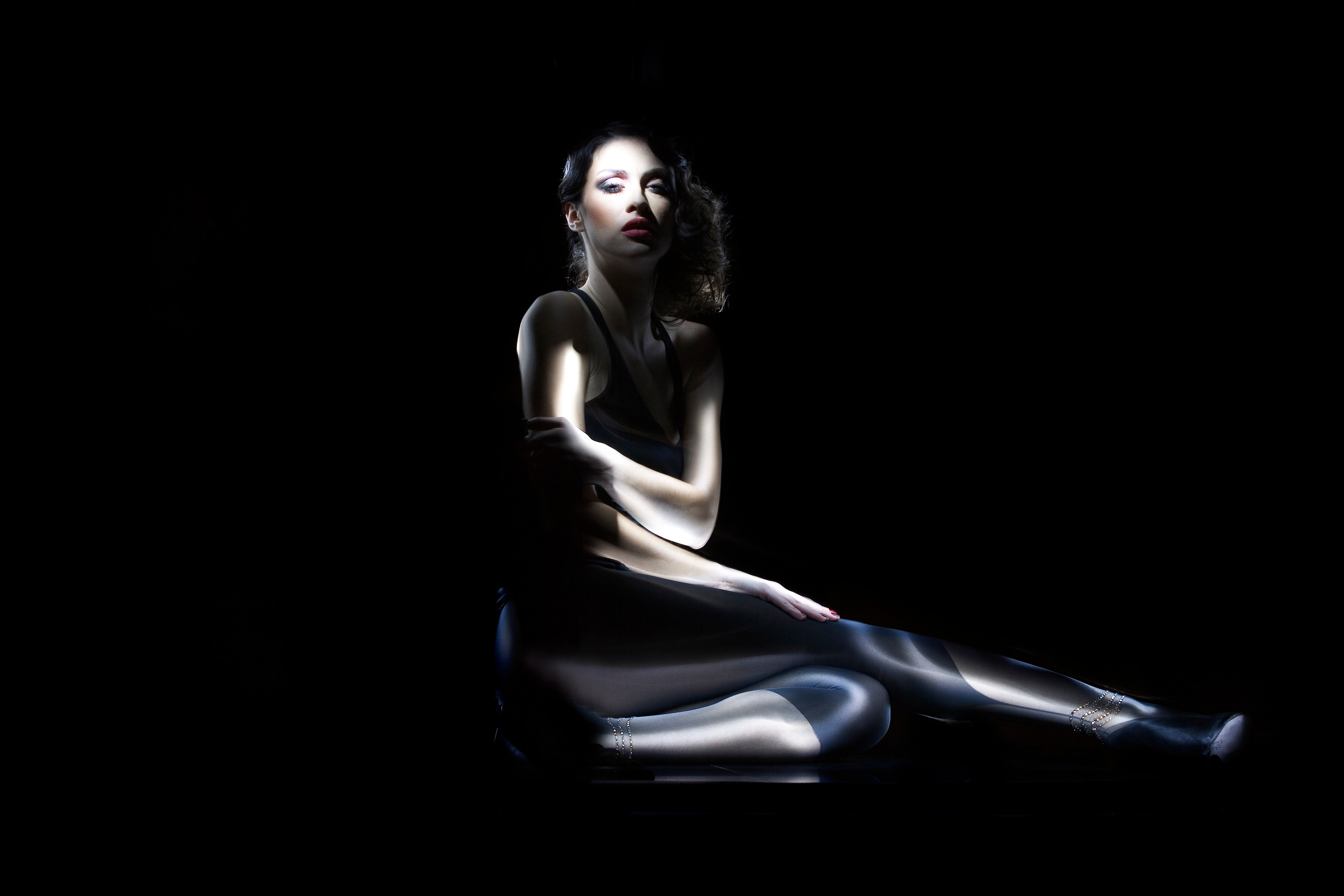 
        <div class='title'>
          Lady in black
        </div>
       
        <div class='description'>
          light painting fashion editorial photography
        </div>
      